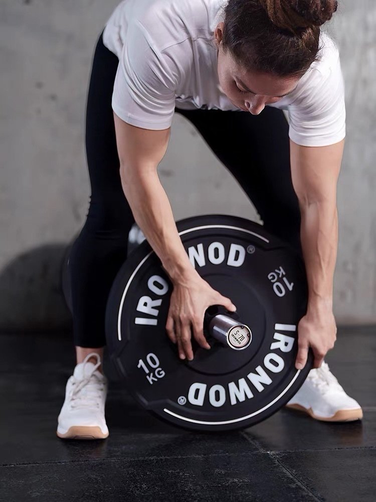 IRONWOD Hand-Grip Rubber Bumper Plates - Black 2 IRONWOD Hand-Grip Rubber Bumper Plates - Black - Image 2